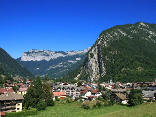 Thônes, la capitale du Reblochon et du Chevrotin. Vue sur la Via Ferrata.