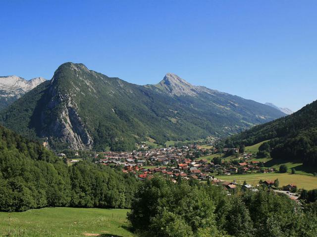Thônes, la capitale du Reblochon et du Chevrotin. Vue sur la Via Ferrata et le Mont Lachat 2.023 m