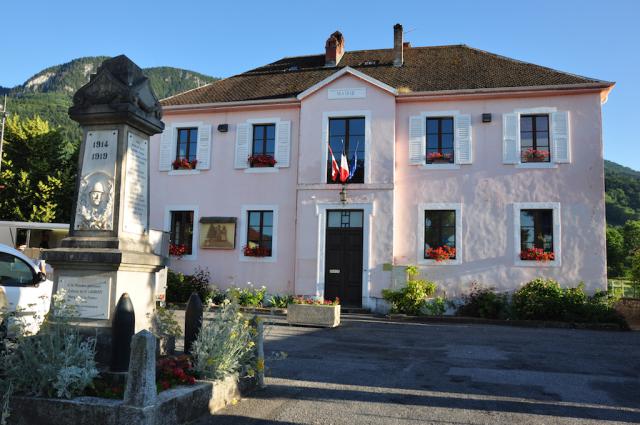 La mairie de Saint-Laurent (Haute-Savoie, France) avec son monument aux morts.