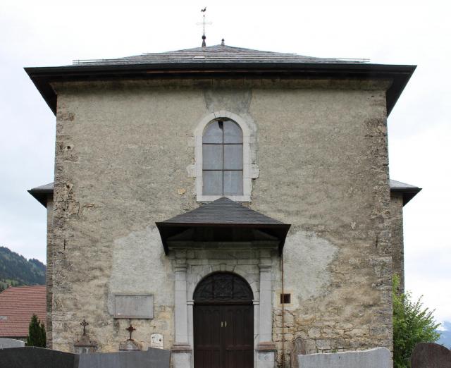 Entrée de l'église de Saint-Sigismond.