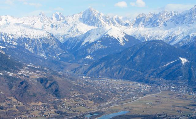 Haute-vallée de l'Arve depuis Tête Noire, hauteurs de Cordon. En arrière-plan le massif du Mont-Blanc, sur le versant à droite, Passy, au…