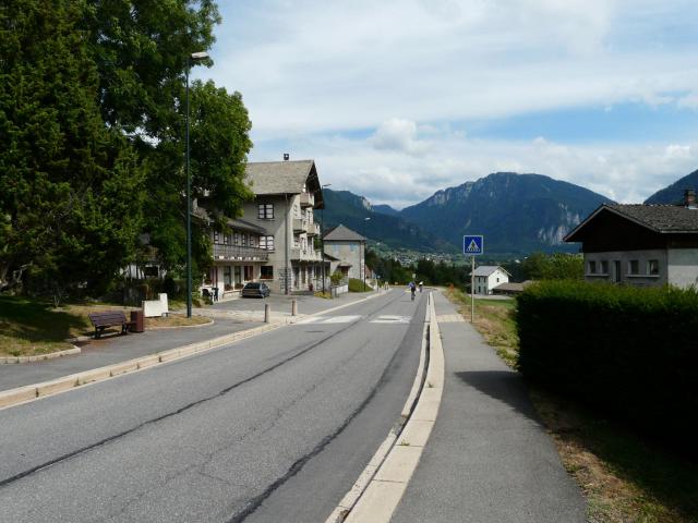 Chevenoz (Haute-Savoie, France) : traversée du village vers Abondance
