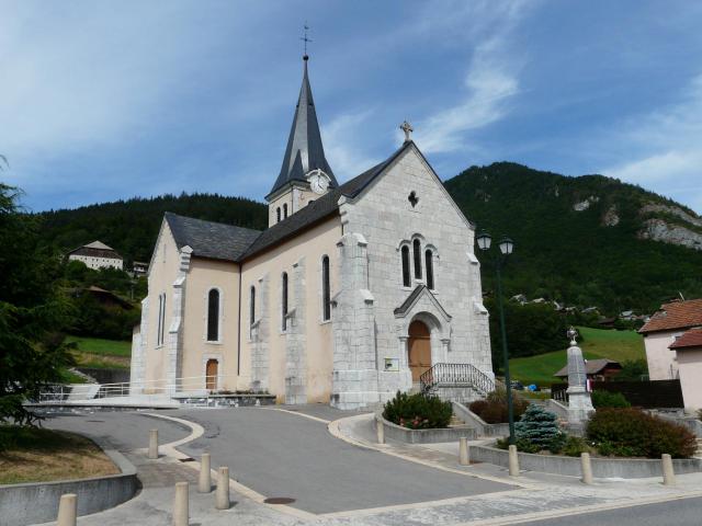 Chevenoz (Haute-Savoie, France) : l'église et le monument aux morts