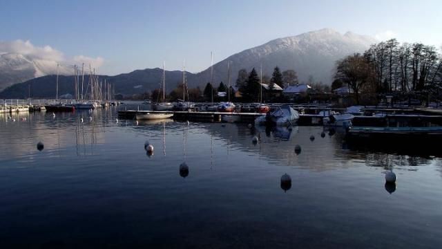 Vue sur le petit port de la commune de Saint-Jorioz près d'Annecy en Haute-Savoie.