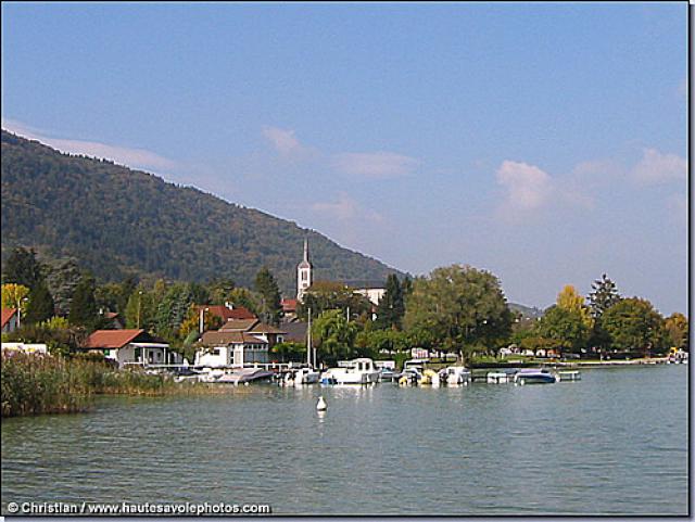 Sevrier vu du lac d'Annecy