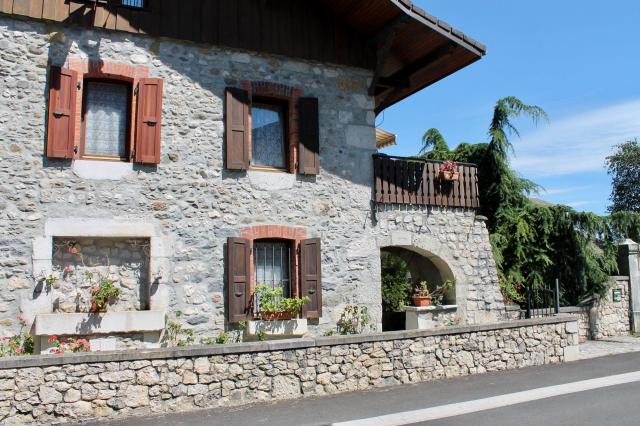 Maison rénovée, de 1896, située au chef-lieu de Vaulx (Haute-Savoie)