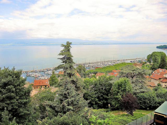 Port et lac Léman vus de la ville de Thonon-les-Bains.