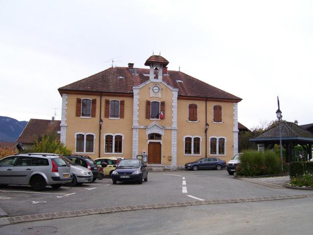 Librairy in the old council building (Héry-sur-Alby)