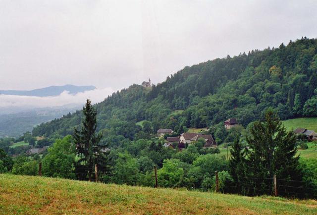 Village de Saint-Sylvestre (Haute-Savoie, France) vu de Chapeiry : le crêt (chef-lieu) avec l'église, la mairie et l'école, et, en…
