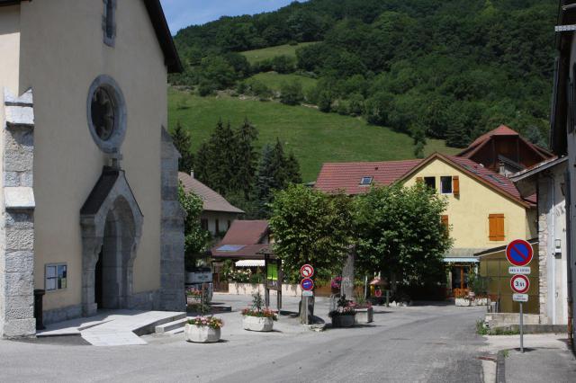 Eingang der Kirche in Monnetier-Mornex