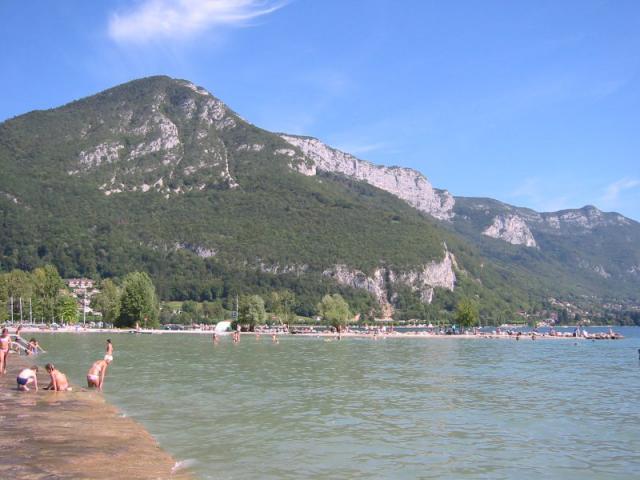 Plage d'Albigny avec le Mont Veyrier.