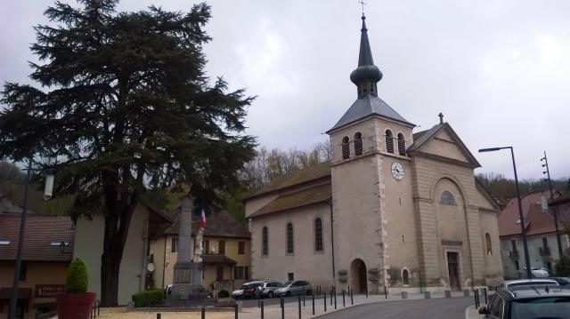 Frangy (Haute-Savoie, France) Église (Saint-Aquilin) et monument aux morts