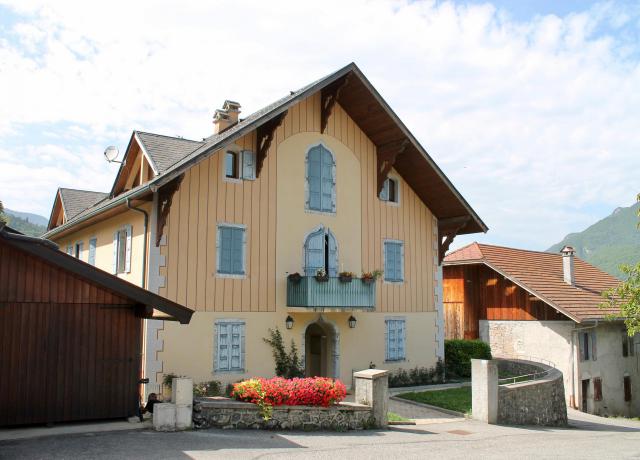 Cure de Giez (Haute-Savoie), réhabilitée en logements.