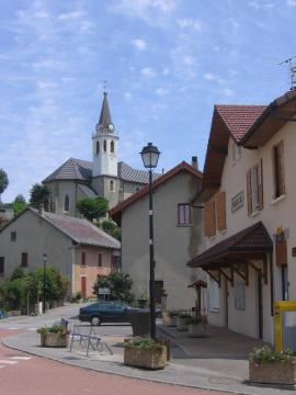 L'Eglise et la Mairie au centre du village de Challonges, Haute-Savoie