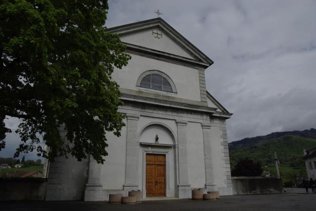 Parvis de l'Église Saint-Sylvestre de Perrignier