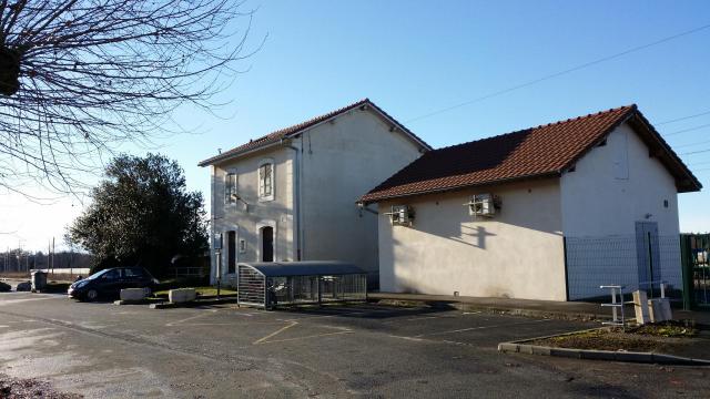Parvis de la gare de Perrignier