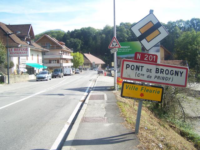 Entrée au Pont de Brogny, sur la commune de Pringy en Haute-Savoie.