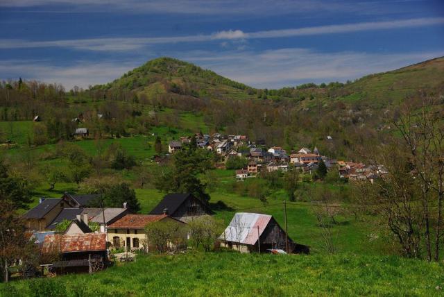 Bléchin, hameau de Seix ; à l'arrière-plan, Sentenac-d'Oust.