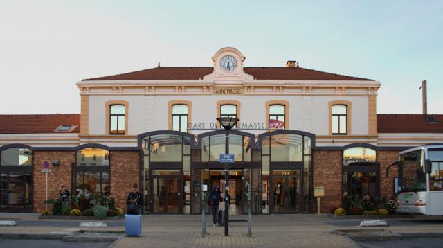 Gare SNCF, Annemasse, France. Entrée principale, façade sud-est.