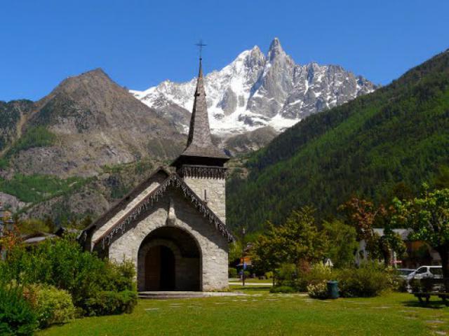 France, la petite chapelle des Praz et l'Aiguille Verte au mois de Mai