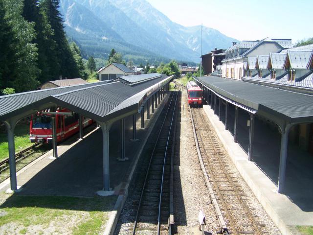 Quais et voies de la gare de Chamonix - Mont-Blanc en Haute-Savoie. L'on peut voir le fameux "3ème rail" fournissant le courant au…