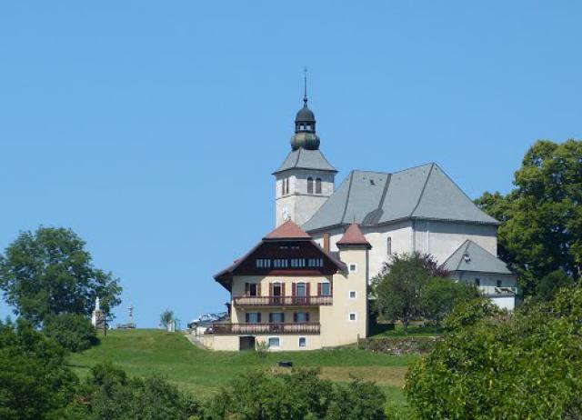 Mont-Saxonnex. Église et Office de Tourisme.
