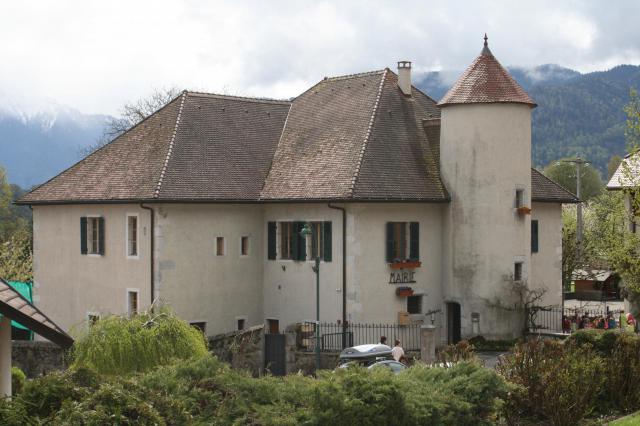 Mairie-école de Lathuile installées dans une ancienne maison-forte, mais qui n'est pas l'historique château de Lathuile aujourd'hui en…
