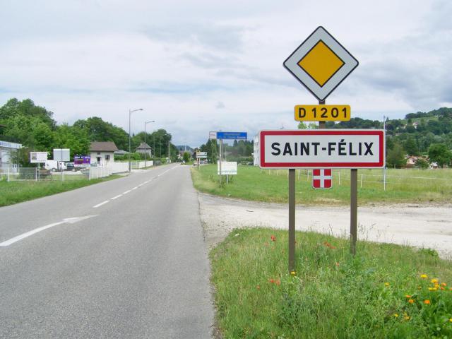 Panneau d'entrée dans l'agglomération de la commune de Saint-Félix marquant ici l'entrée en Haute-Savoie par la D 1201 en arrivant…