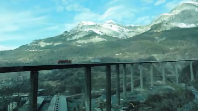 Auto Estrada E25 e vista da Cordilheira dos Alpes na manhã fria de inverno - França