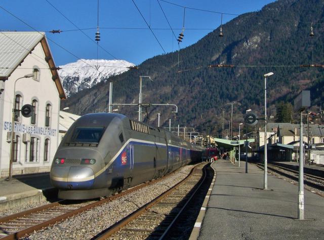Un TGV Duplex à quai en gare de Saint-Gervais-les-Bains Le Fayet en Haute-Savoie.