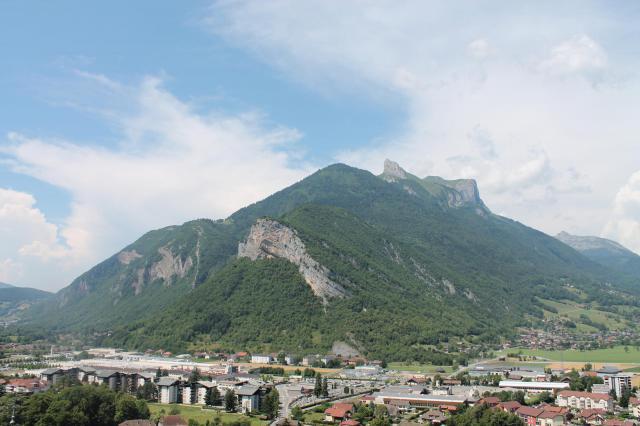 Au premier plan la zone industrielle de Viuz. Au second, le Rocher de Viuz, dans l'axe le sommet l'Arpettaz, enfin en arrière-plan, la…