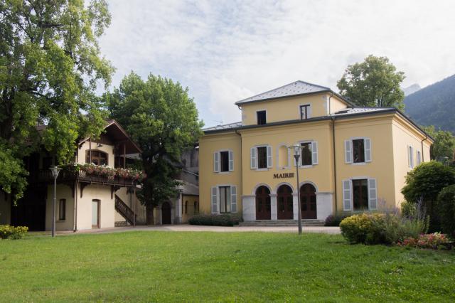 Vue de la mairie de Faverges (Haute-Savoie) depuis le parc Simon Berger.