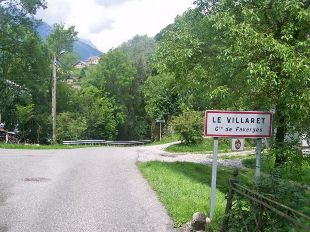 Panneau d'entrée dans le hameau du Villaret, sur la commune de Faverges, en Haute-Savoie.