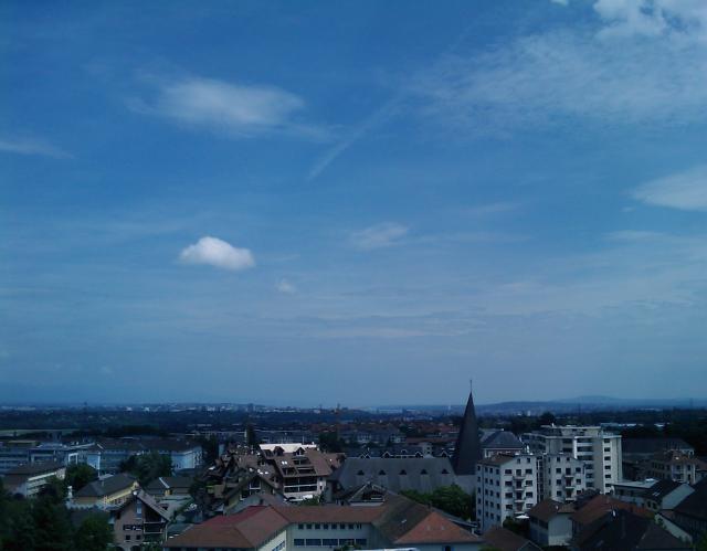 Panorma de Saint-Julien-en-Genevois avec Genève à l'arrière-plan.