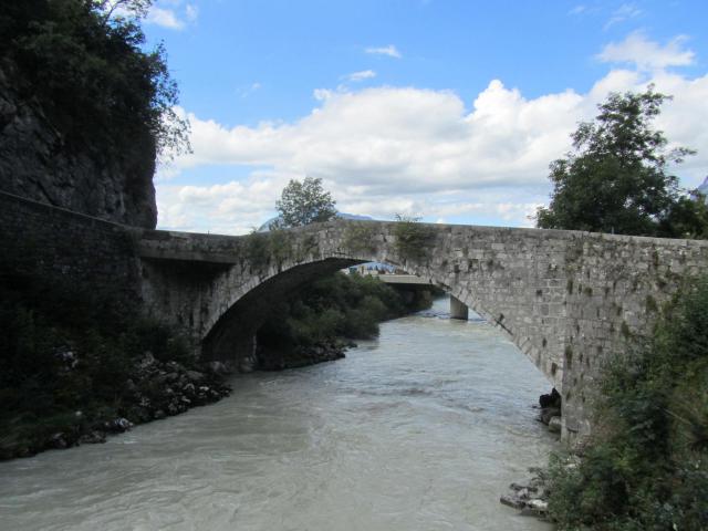le Pont Vieux de Cluses, construit en 1674
