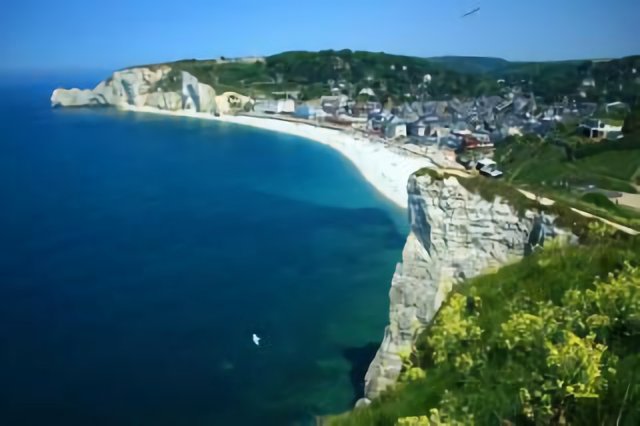 Étretat, panorama klifów i miasta.