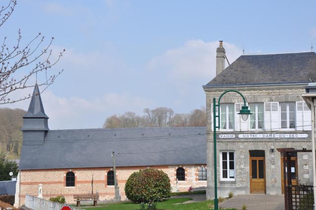 Notre-Dame-du-Bec (Seine-Maritime) : église et mairie
