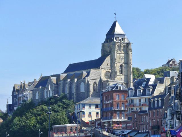 Vue, depuis le quai, de l'église Saint-Jacques du Tréport, au Tréport en Normandie.