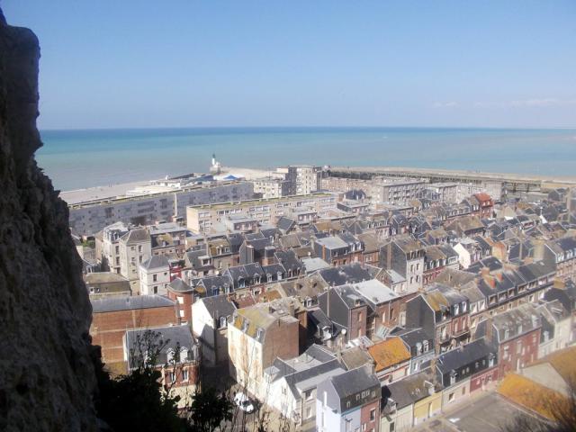 Vue sur LE TREPORT (76) en direction de la plage et du casino.