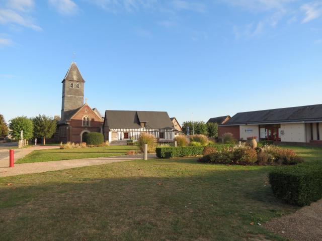 Place devant l'église et la mairie.