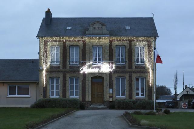 La mairie d'Angerville-l'Orcher, illuminée pour la fin d'année 2013.