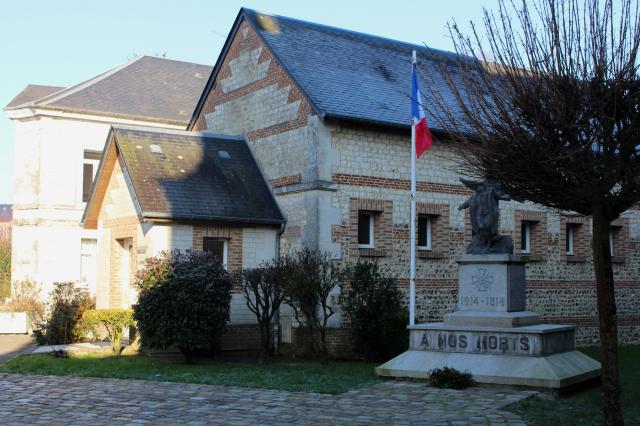 Bibliothèque de Goderville et monument aux morts.