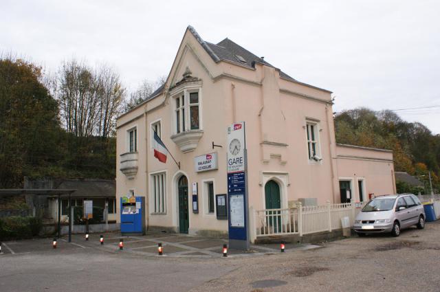 La gare de Malaunay - Le Houlme, le bâtiment voyageurs et l'entrée de la gare.
