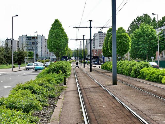 Tramway de Rouen : Plate-forme sur pavés autobloquants, dans l'axe d'une avenue à deux fois deux voies