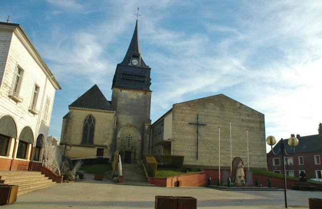 Londinières (Seine-Maritime, France). La place de l'église avec le monument aux morts.