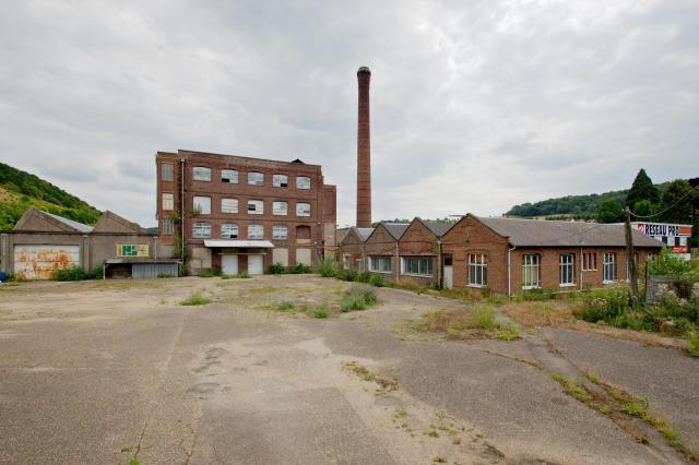 Ancienne usine Jeudy et sa cheminée rue Eugèine-Lavoisier à Saint-Léger-du-Bourg-Denis