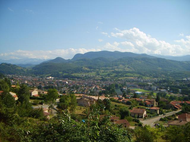 Saint-Lizier - Saint-Girons et la montagne de Sourroque vus depuis le quartier du Marsan.