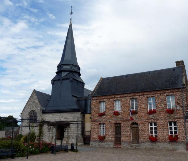 Eglise d'Ambrumesnil; à droite: la mairie