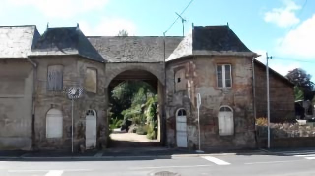France: Gueures - Entrée de ferme