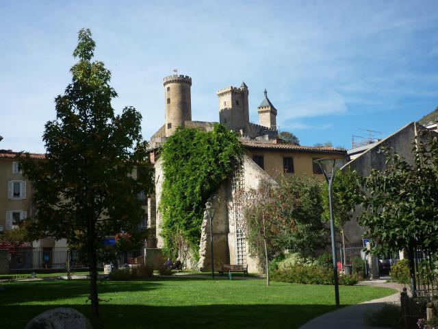 Foix (Ariège, Pyrénées) Le château comtal (XIè, XVè siècle) en arrière plan et le jardin public au premier plan